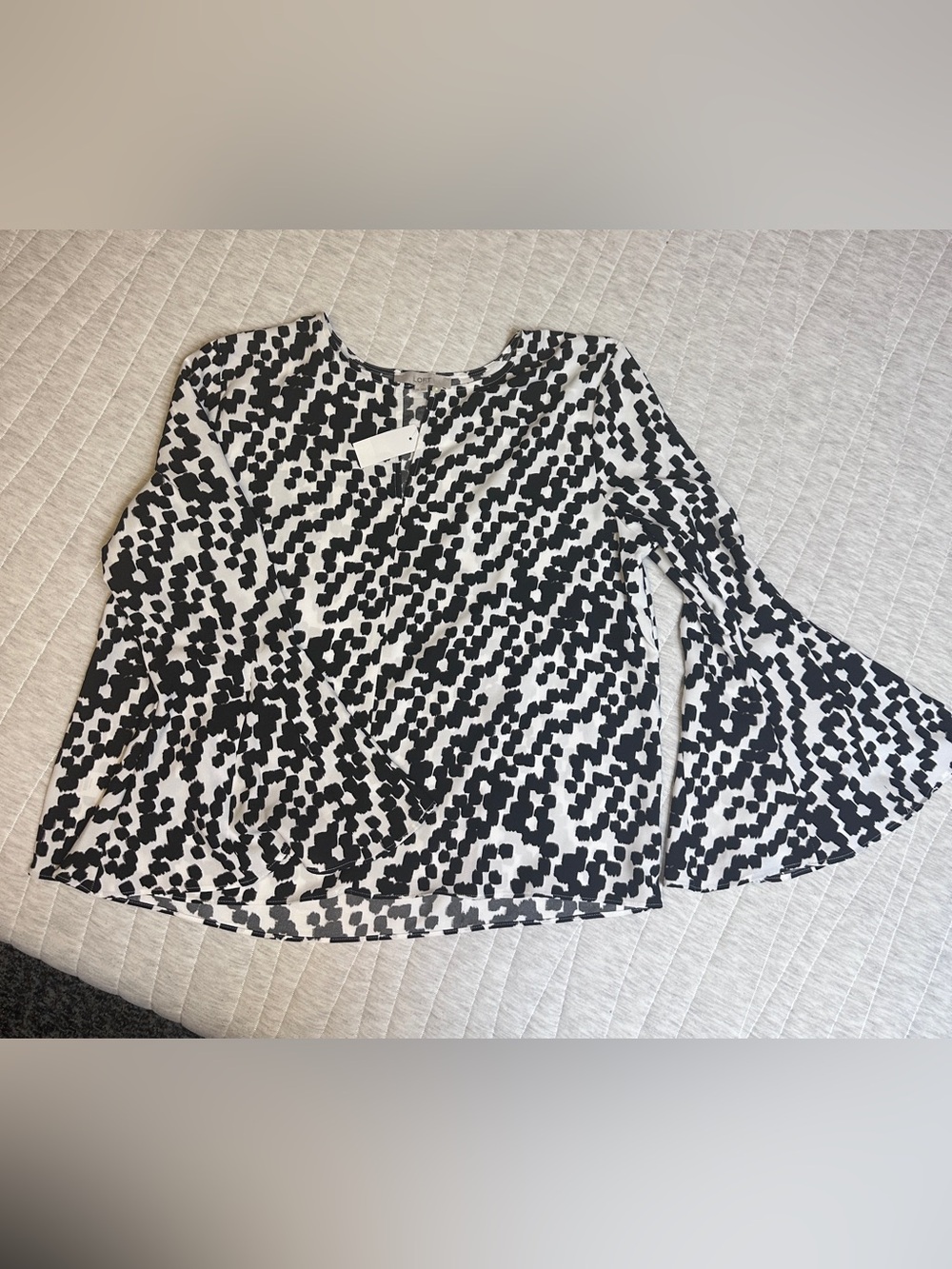 Ann Taylor LOFT Black & White Abstract Print Bell Sleeve Blouse. Size XXL.